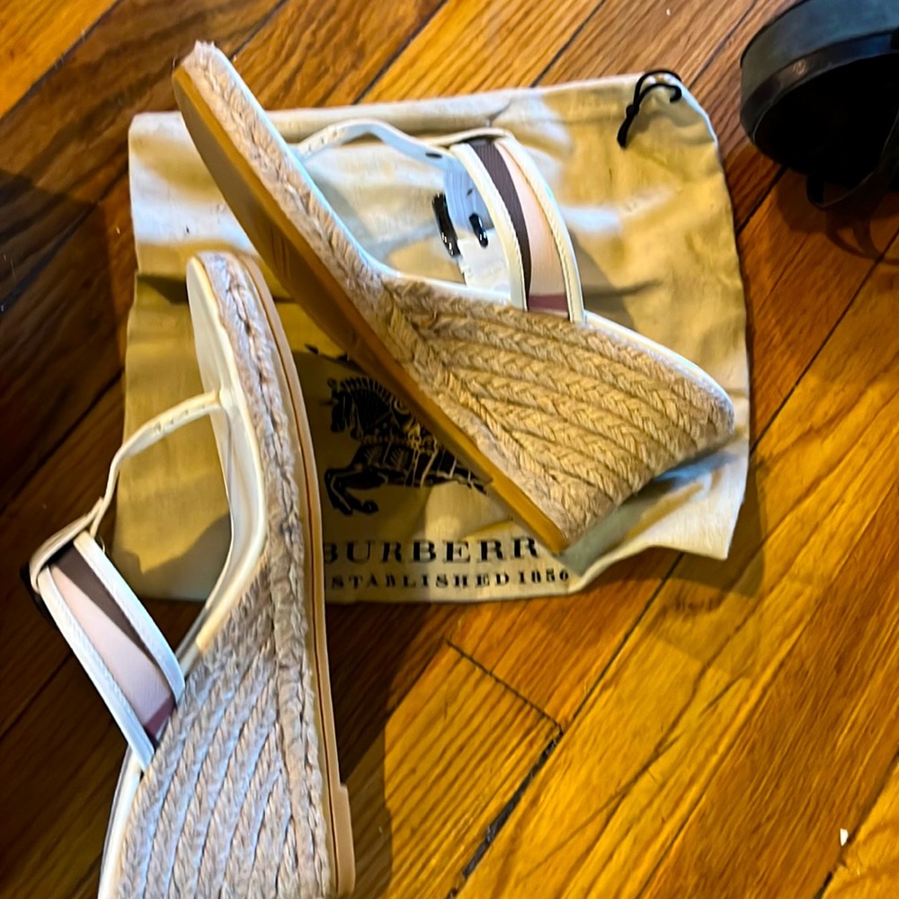 Burberry new in box Sz40 wedge